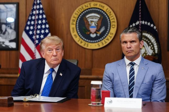 Le président des États-Unis, Donald Trump, aux côtés de son ministre de la Défense, Pete Hegseth, dans la résidence présidentielle de Camp David, dans le Maryland, le 31 juillet…