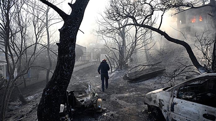 Grèce : deux morts dans les incendies de Salamine, le risque de feu reste élevé