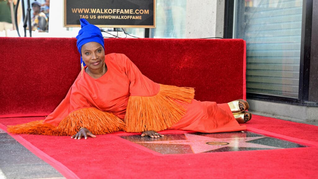 Angélique Kidjo, première chanteuse africaine étoilée sur le "Walk of Fame" d'Hollywood