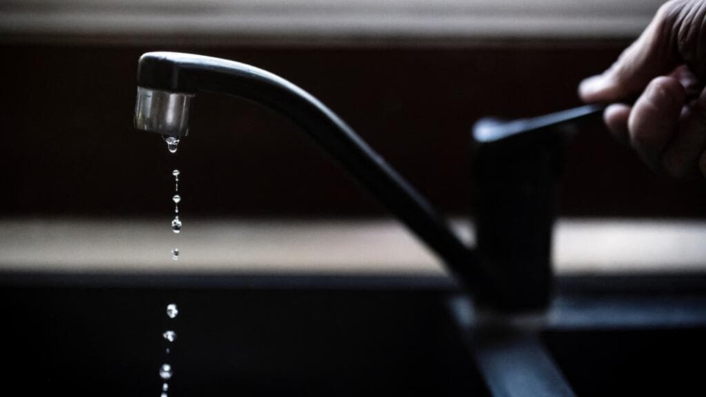 Avec la sécheresse en France, 40 000 personnes face au risque de pénurie d'eau potable