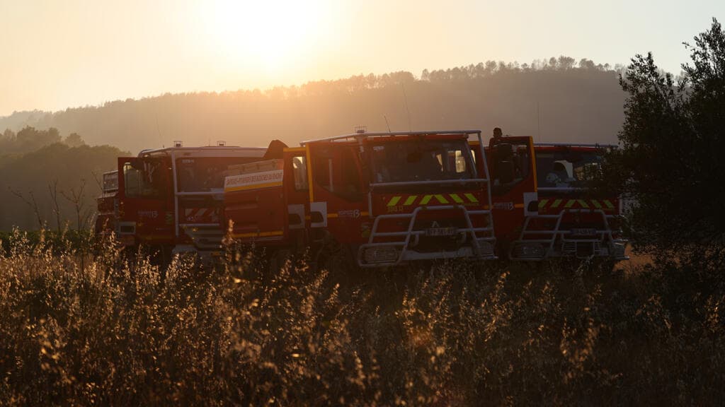Incendies : l'hypothèse d'actes volontaires envisagée dans le Var, 402 interpellations en France