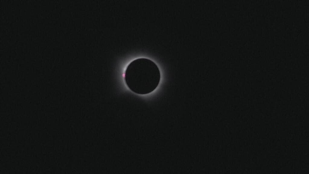 Éclipse : l'électricité solaire en berne, l'astrotourisme au firmament