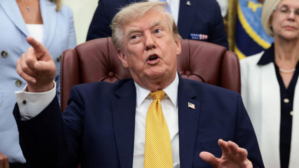 Donald Trump menace de bombarder Oman s'il entrave un accord sur le détroit d'Ormuz
