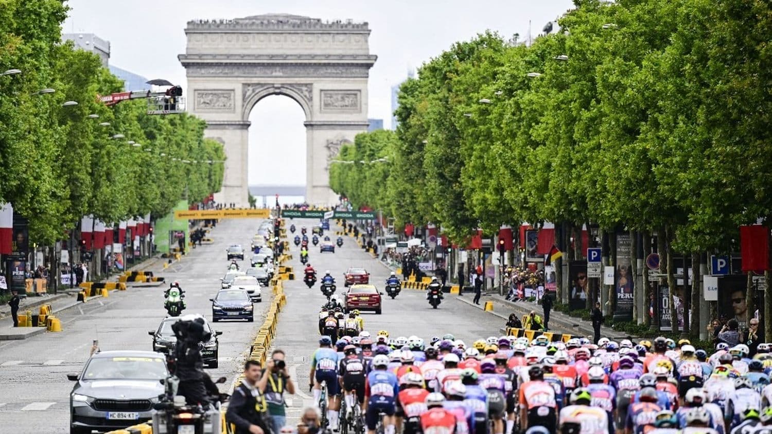 Pour l'arrivée à Paris, la dernière étape du Tour de France raccourcie afin de redéployer des services de secours dans la lutte contre les incendies