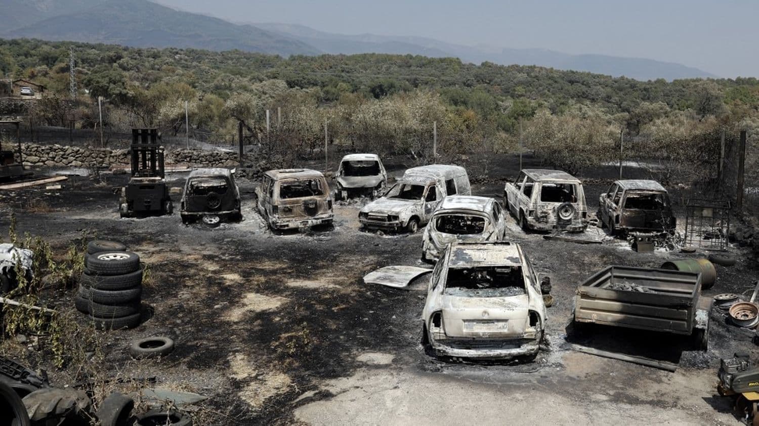 Les pompiers progressent face aux incendies en Espagne, l'ordre d'évacuation pour 13 communes a été levé