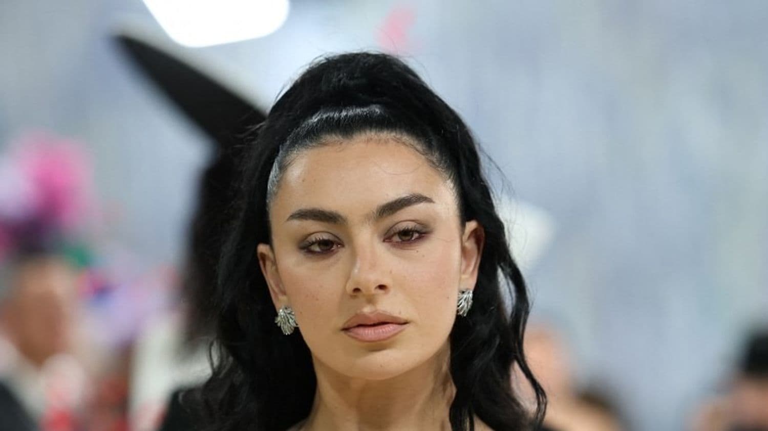 "Music, Fashion, Film" : Charli XCX s'éloigne de l'hyperpop pour son nouvel album