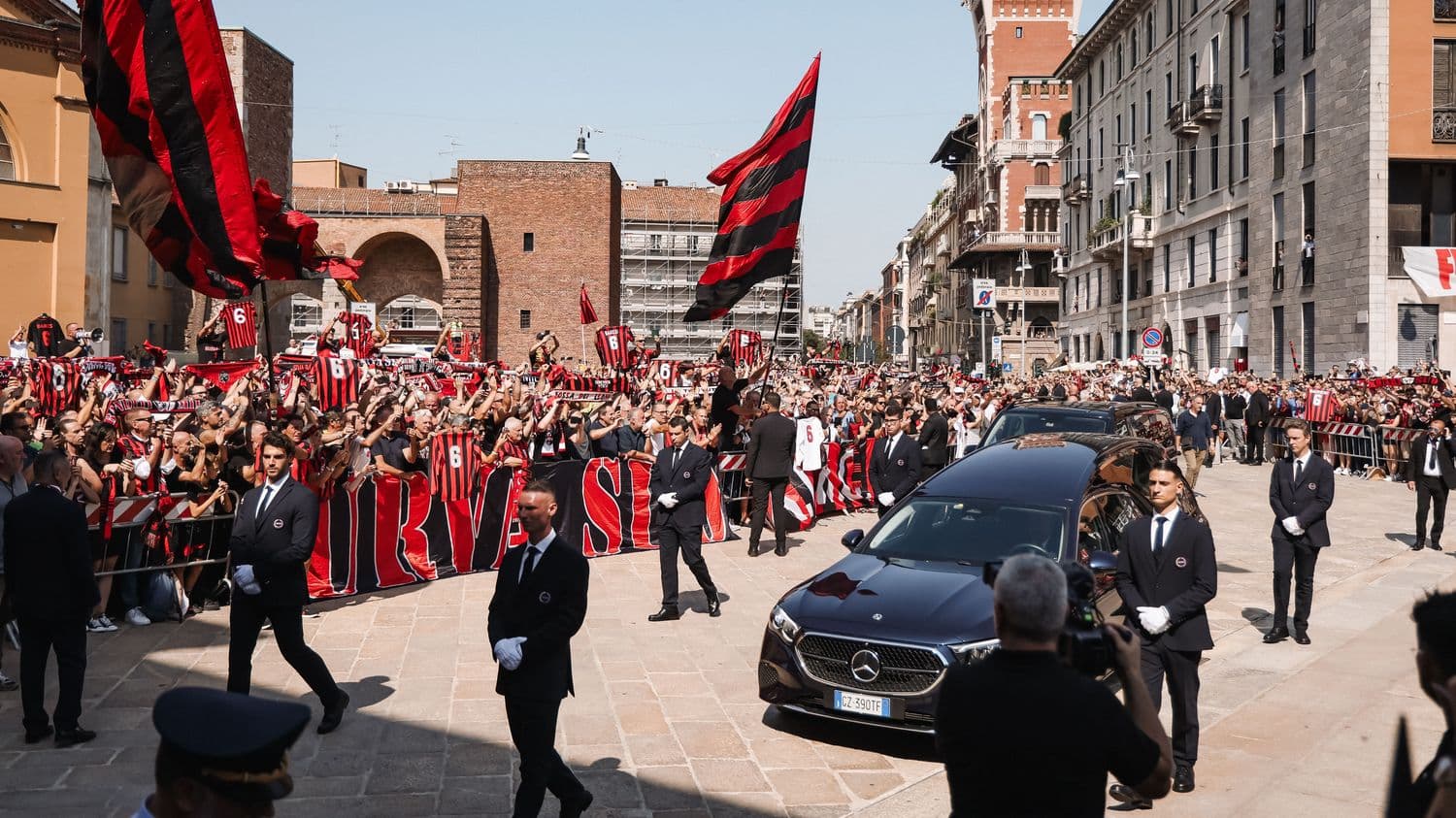 A Milan, des milliers de personnes ont assisté aux obsèques de la légende du football italien Franco Baresi