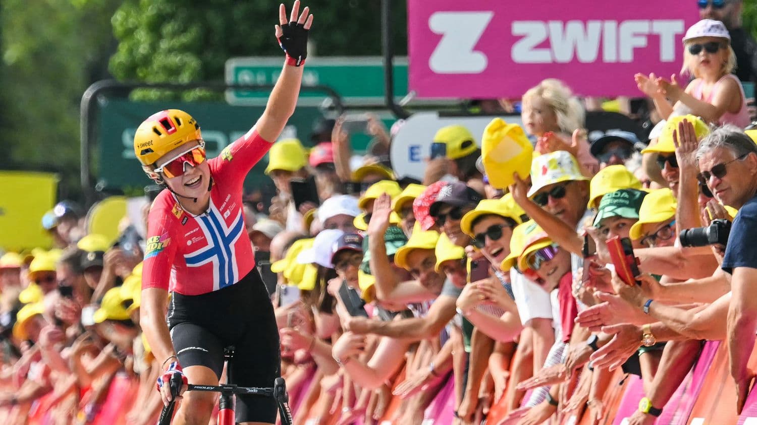 Partie seule à 88 kilomètres de l'arrivée, Sigrid Haugset remporte héroïquement la 3e étape du Tour de France femmes et prend le maillot jaune