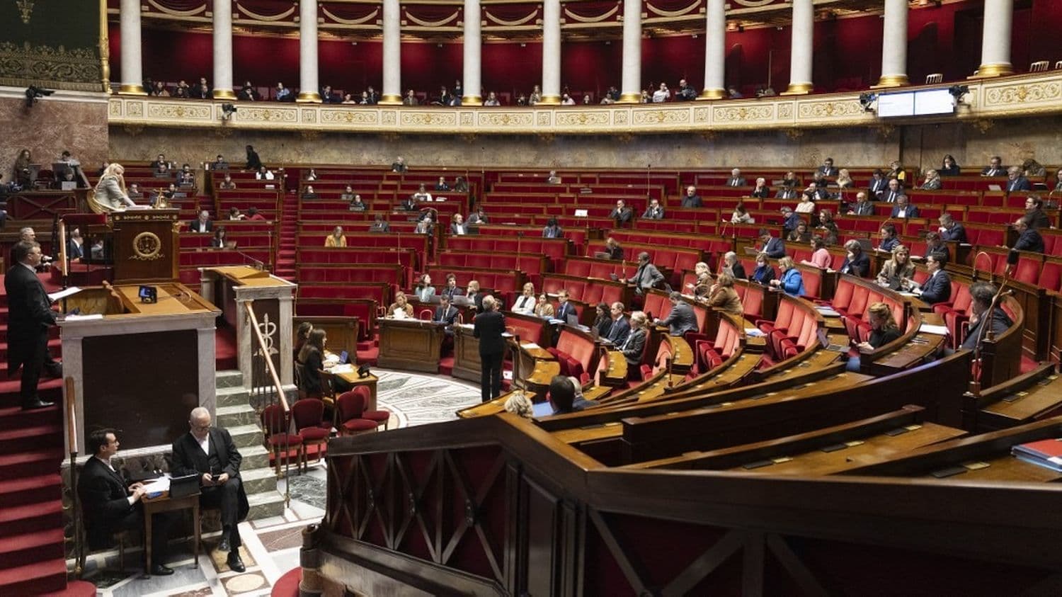 Interdiction des réseaux sociaux aux moins de 15 ans, téléphones bannis au lycée… Ce que contient la loi largement adoptée par le Parlement