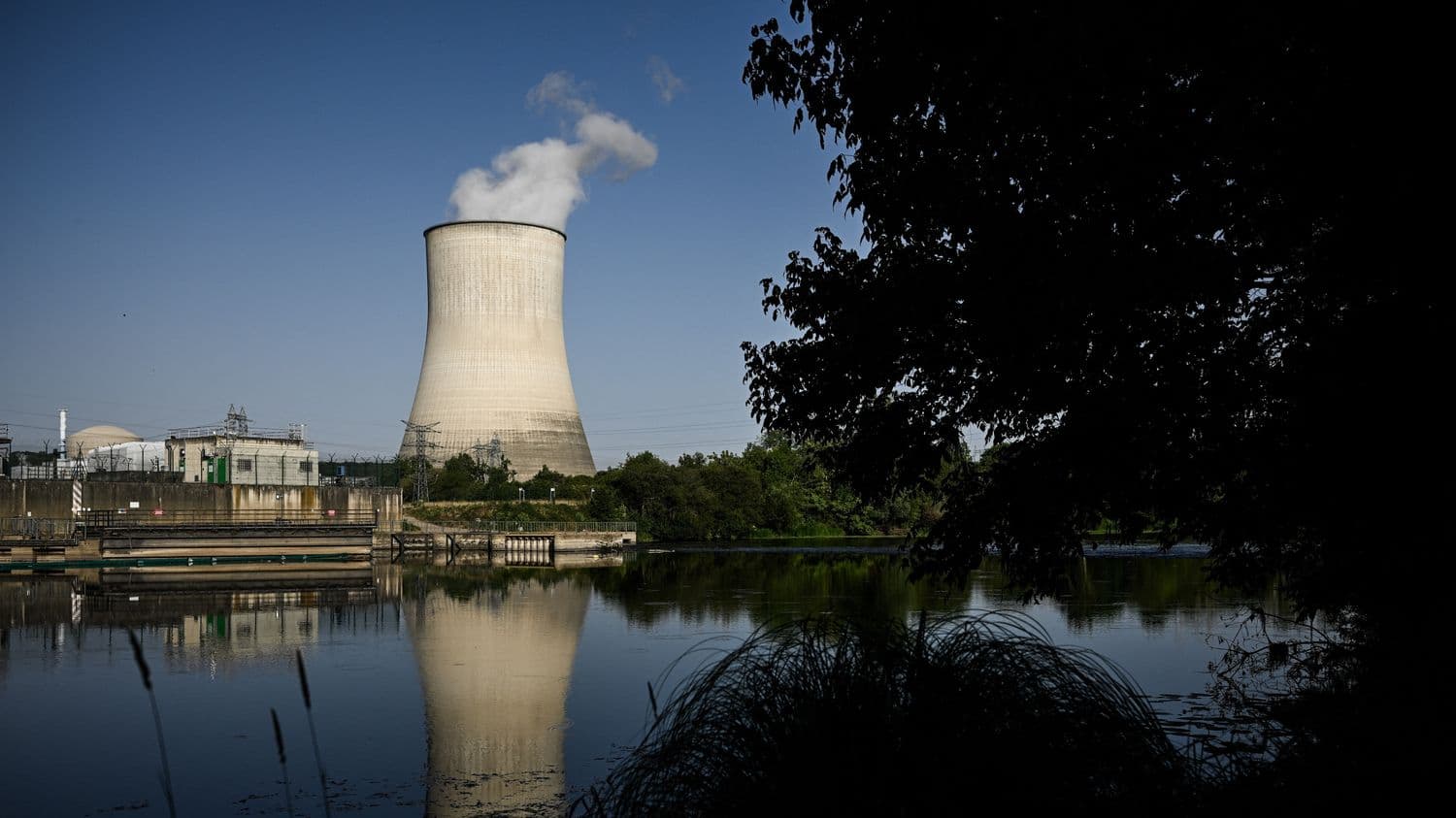 Trois réacteurs à l'arrêt, quatre autres au ralenti... Comment la sécheresse et la canicule mettent les centrales nucléaires françaises sous pression