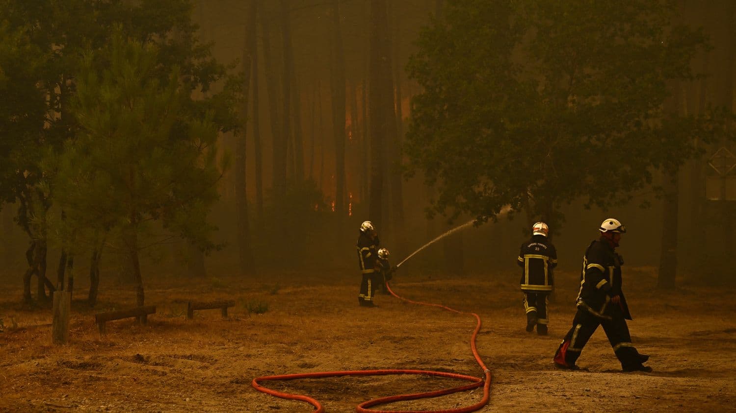 TEMOIGNAGE. "Même s'ils sont exténués, ils sont là et ils y vont" : la solidarité et l'admiration des habitants de Lège-Cap-Ferret pour les soldats du feu