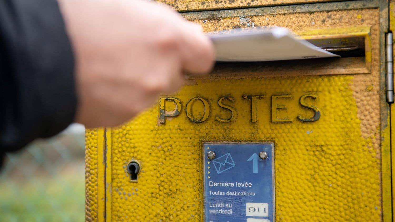 Les 700 000 courriers bloqués en Nouvelle-Aquitaine en raison des incendies seront distribués "d’ici la fin de cette semaine", le temps de distribution reste "perturbé"